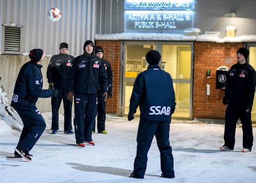Luleås Anton Hedman värmer upp utomhus med fotboll