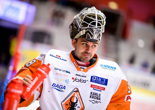 Karlskronas målvakt Johannes Jönsson på uppvärmningen