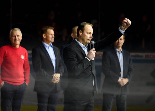 Roger Åkerström hyllas med en tröjceremoni