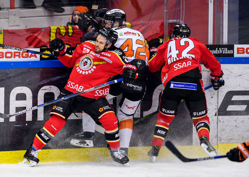 Luleås Craig Schira tacklar Karlskronas Niklas Arell