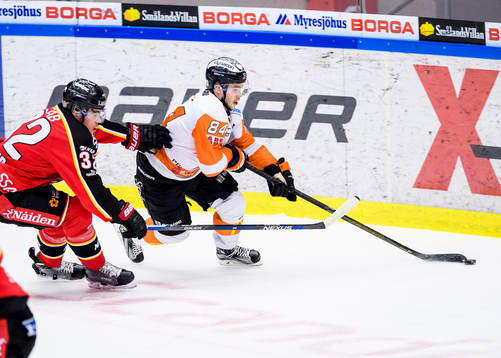Karlskronas Jimmy Andersson jagas av Luleås Oscar Engsund