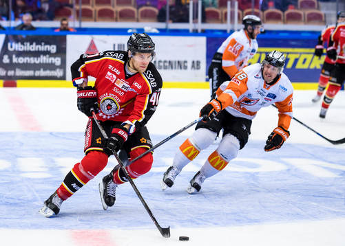 Luleås Ilari Melart med pucken