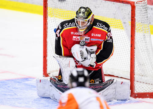Luleås målvakt Joel Lassinatti räddar ett skott
