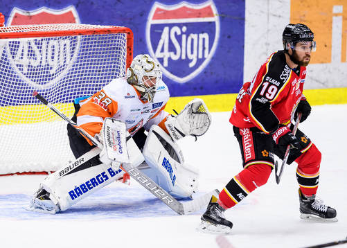 Karlskronas målvakt Johannes Jönsson och Luleås Jacob