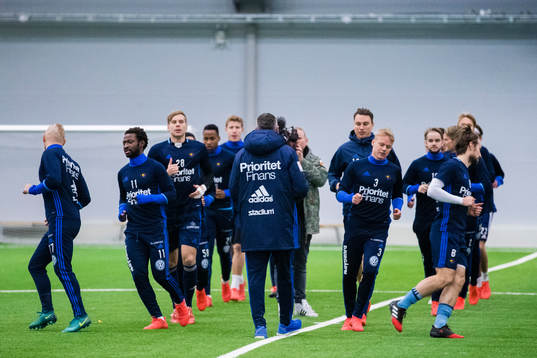 Djurgårdens spelare värmer upp