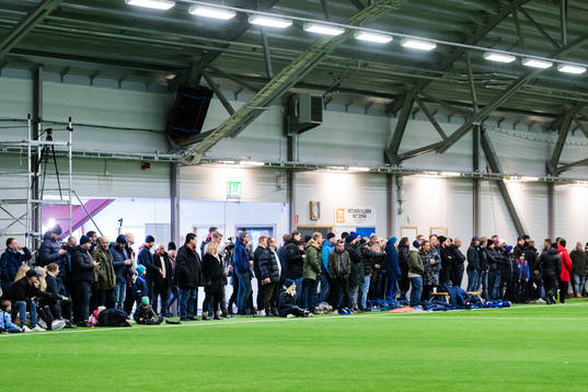 Publiken följer övningarna