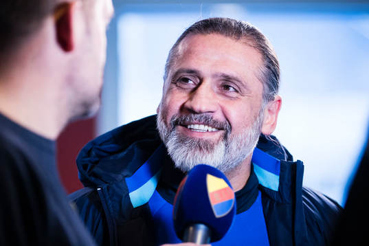 Djurgårdens tränare Özcan Melkemichel blir intervjuad av