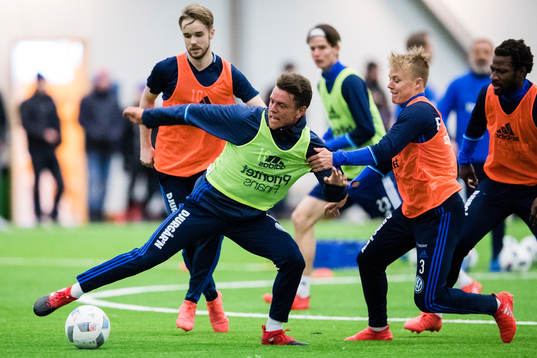 Djurgårdens Kerim Mrabti i kamp om bollen med Elliot Käck