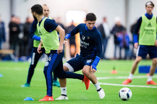 Djurgårdens Othman El Kabir i kamp om bollen med Besard