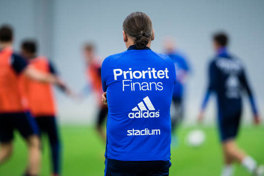 Djurgårdens tränare Özcan Melkemichel följer en övning