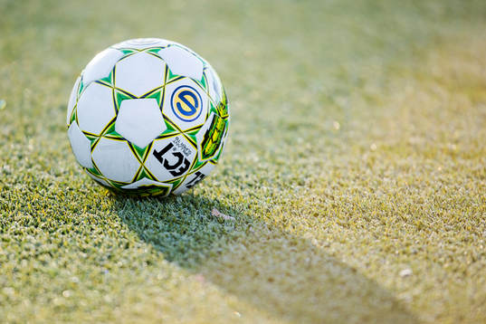 Fotboll från Select med superettan loggan
