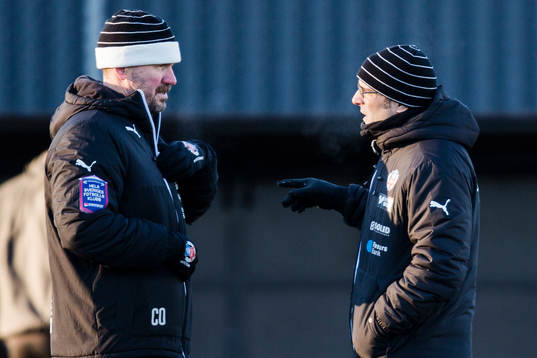 Helsingborgs fystränare Christer Olsson i samtal med