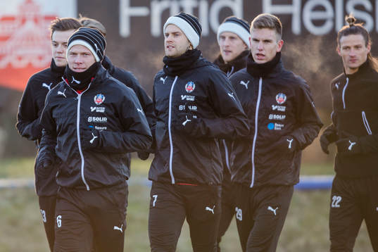Helsingborgs spelare trupp joggar med Andreas Landgren i