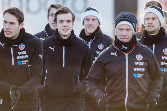 Helsingborgs spelare trupp joggar med Alexander