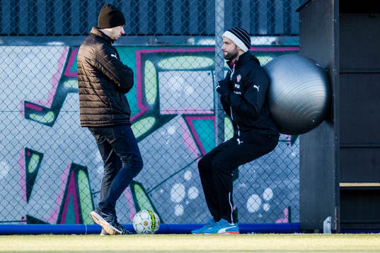 Helsingborgs Mikael Dahlberg kör vid sidan av planen