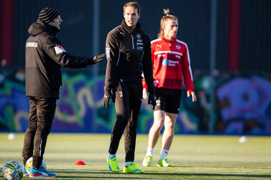 Helsingborgs Frederik Helstrup Jensen lyssnar på