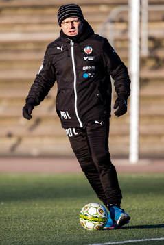 Helsingborgs tränare Per-Ola Ljung samlar in fotbollar