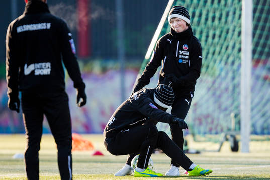 Helsingborgs Max Svensson hjälper Monday Samuel upp