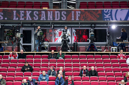 TV-kameror uppställda på läktaren innan  ishockeymatchen