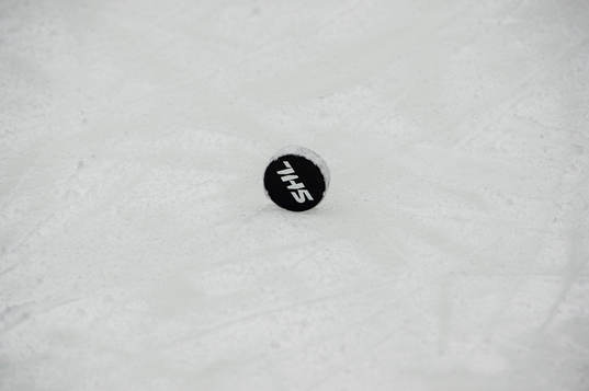 SHL-puck på isen innan ishockeymatchen i SHL mellan Malmö