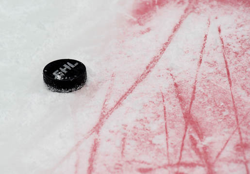 SHL-puck på röda linjen innan ishockeymatchen i SHL