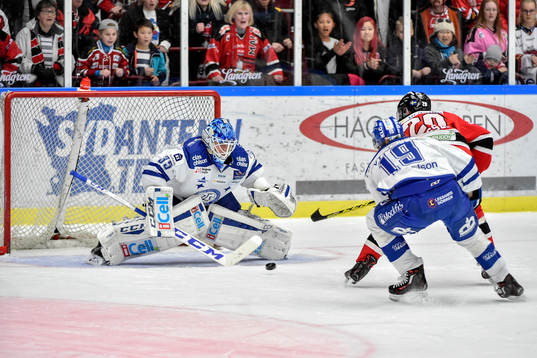 Malmö Redhawks Erik Forssell och Leksands målvakt Atte