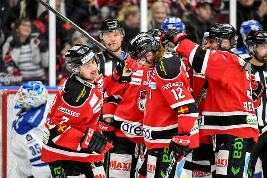 Malmö Redhawks Nils Andersson jublar med lagkamrater