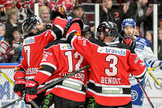 Malmö Redhawks Nils Andersson jublar med lagkamrater