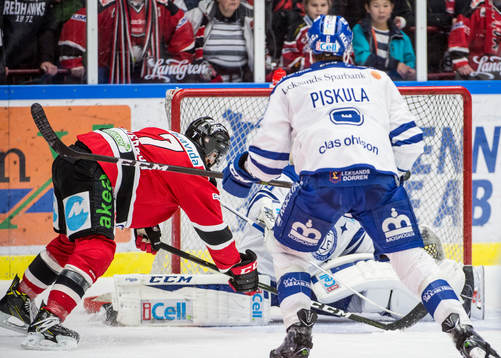 Malmö Redhawks Nils Andersson gör 2-0 på målvakt Atte