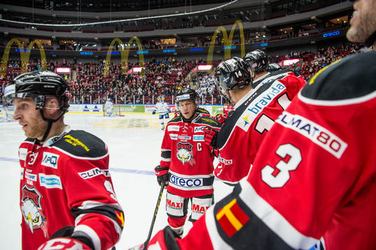 Malmö Redhawks Erik Forssell i mitten jublar