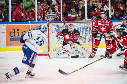 Leksands Johan Porsberger skjuter skott på Malmö Redhawks