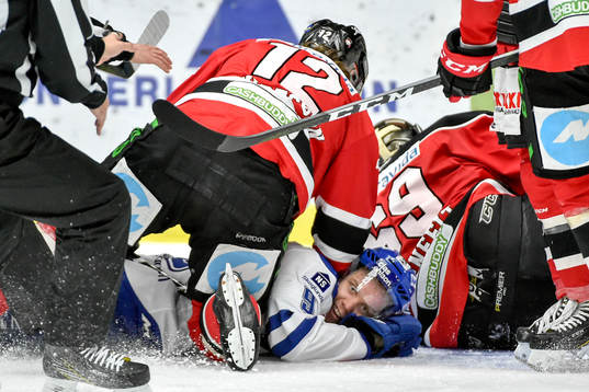 Malmö Redhawks Andreas Thuresson trycker ner Leksands