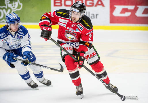 Malmö Redhawks Erik Andersson med pucken