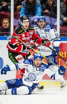 Malmö Redhawks Lars Bryggman mot Leksands Jesper Ollas och