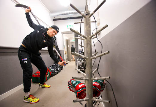 Frölundas Sebastian Stålberg värmer upp