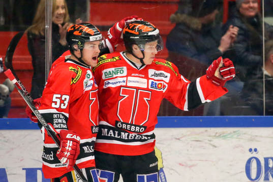 Örebros Daniel Viksten jublar med lagkamrater