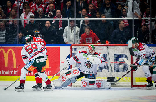 Örebros Daniel Viksten gör 1-0 på Frölundas målvakt
