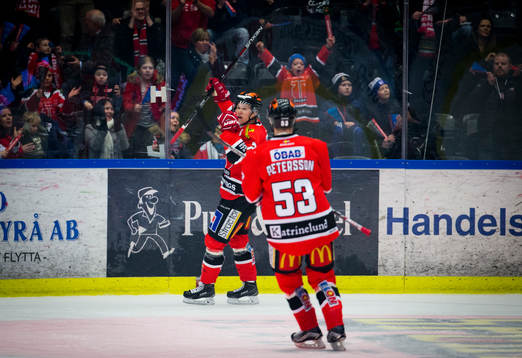 Örebros Daniel Viksten gör 1-0 och jublar med Bobbo
