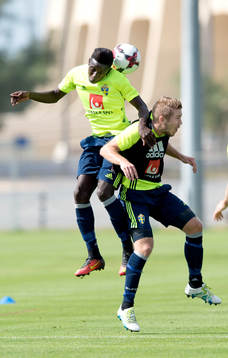 Sveriges Anton Tinnerholm och Pa Konate