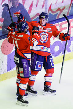 Linköpings Garret Roe kramas om