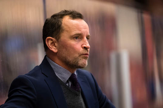 Brynäs tränare Thomas Berglund ser fundersam ut