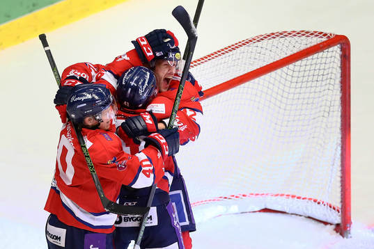 Linköpings Sebastian Karlsson jublar och blir omkramad