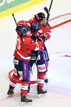 Linköpings Sebastian Karlsson jublar och blir omkramad