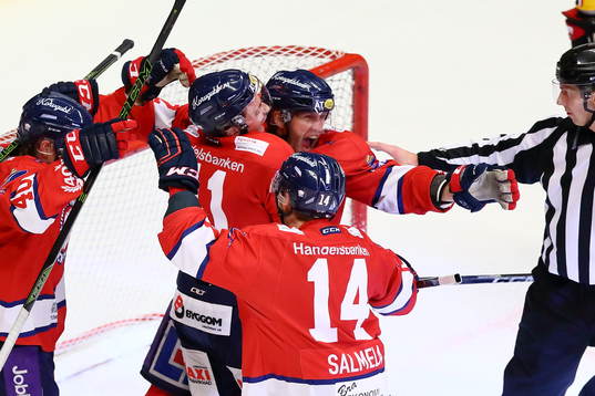 Linköpings Sebastian Karlsson jublar och blir omkramad