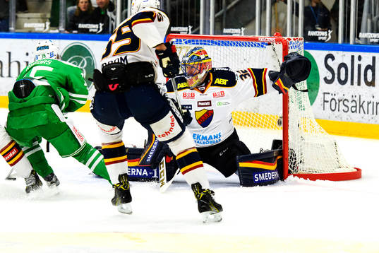 Rögles Simon Ryfors gör 1-1 bakom Djurgårdens målvakt
