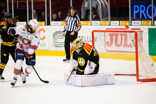 Brynäs målvakt Jonas Johansson släpper in 0-1 på skott