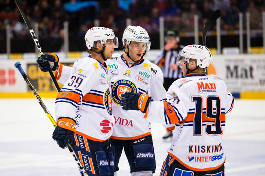 Växjös Calle Rosén (v) gör 0-1 och gratuleras av Philip