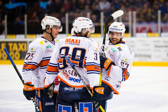 Växjös Calle Rosén gör 0-1 och gratuleras av Philip