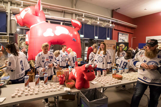 LRF bjuder på snacks innan ishockeymatchen i SHL mellan