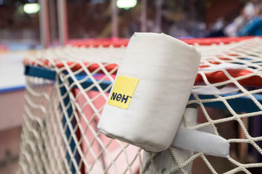 Flaskhållare på målbur innan ishockeymatchen i SHL